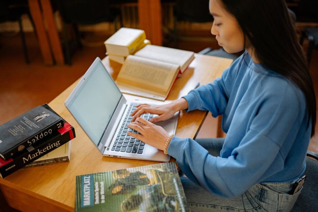 Aluno estudando online em cursos com certificado gratuitos para turbinar seu currículo