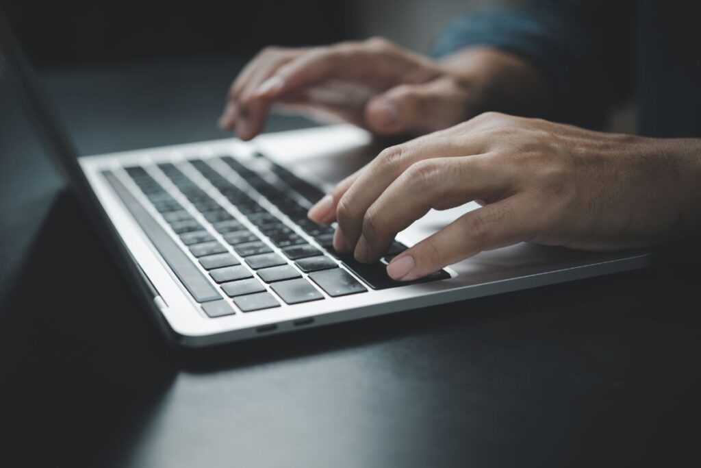 Profissional aprendendo o que é letramento digital e como ele impacta sua carreira